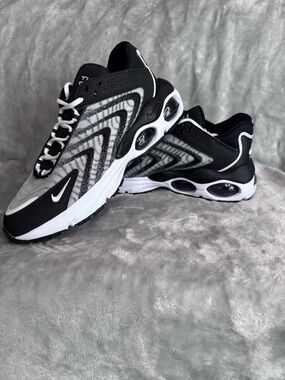 NWOB 👟 Nike Black/White Mens Size 9 Sneakers